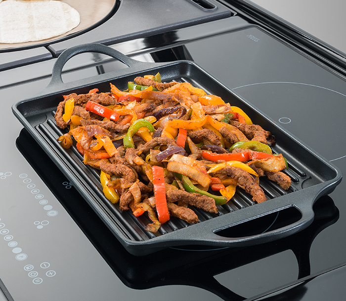Spicy chicken and peppers on the induction hob.